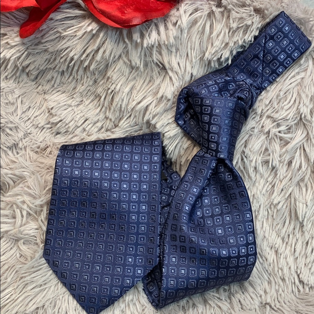 🌹Hugo Boss Geometric Patterned Navy Tie